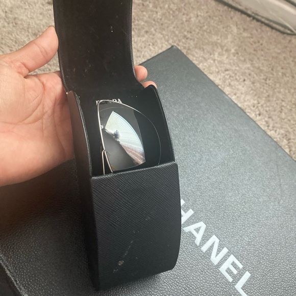 PRADA Stylish Black Aviator Sunglasses - Picture 9 of 17